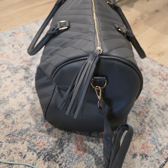 Ms. Lovely Unisex Gray Quilted Weekender Travel Bag - Vegan Leather, Brand New - Picture 3 of 7